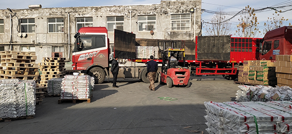 昨天下午无锡客户刘总订购25吨四级钢钢筋套筒装车发货